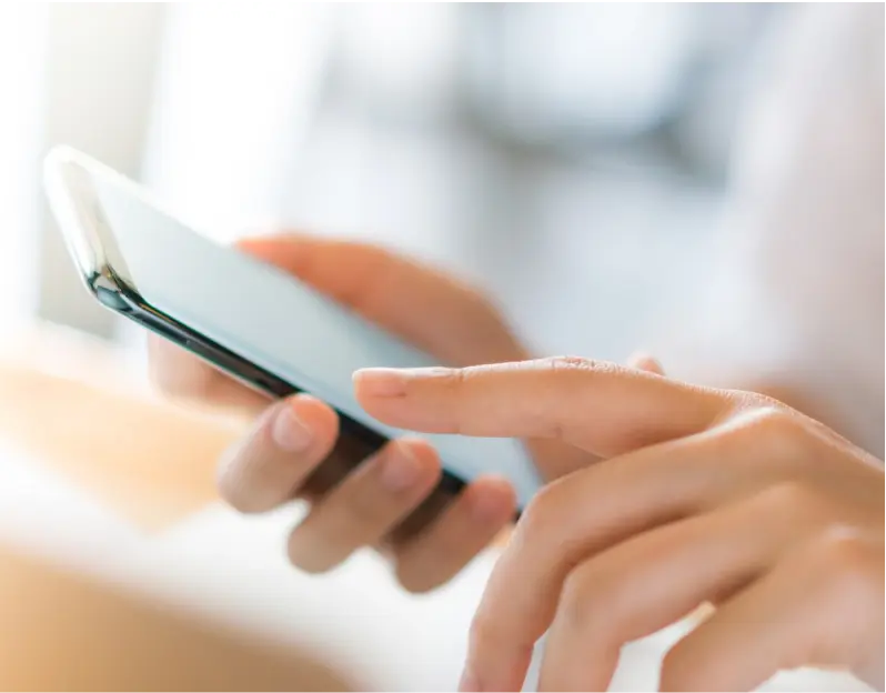 スマートフォンを操作して予約する様子