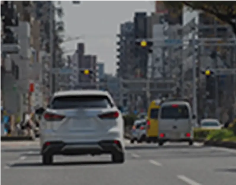 街中を走る送迎車両