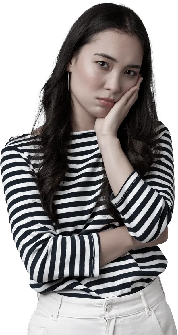 悩んでいる表情の女性の画像