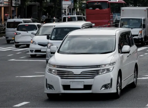 送迎車が道路を走行している様子