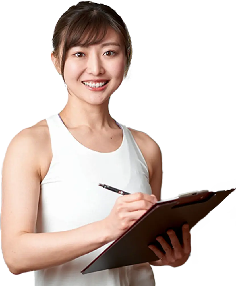 笑顔でカウンセリングシートを持つ女性トレーナー